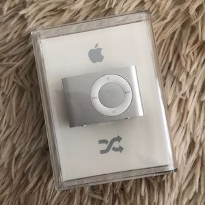 iPod shuffle NEVER OPENED 2nd Gen - Silver